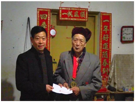 人大代表進社區(qū)走訪慰問暖人心